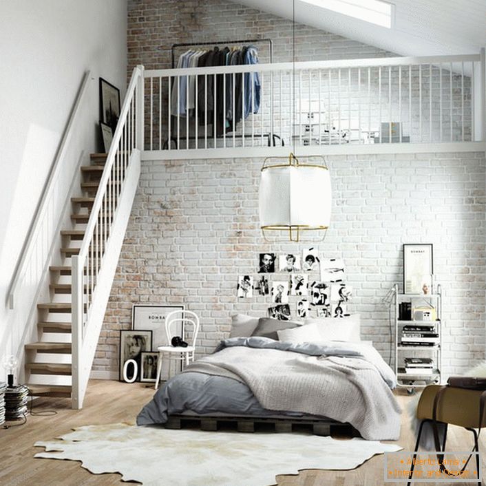 Спалната соба во скандинавскиот стил е функционално поделена на две зони. Дрвеното скалило води до вториот кат, каде што има мала гардероба на креветот.