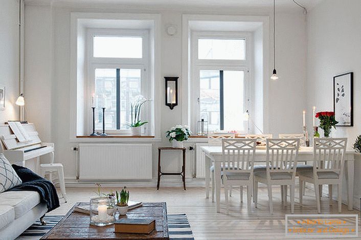 Стилски дневна соба е поделена на седење и јадење област. Во согласност со скандинавскиот стил, ѕидовите на собата се украсени во бело.