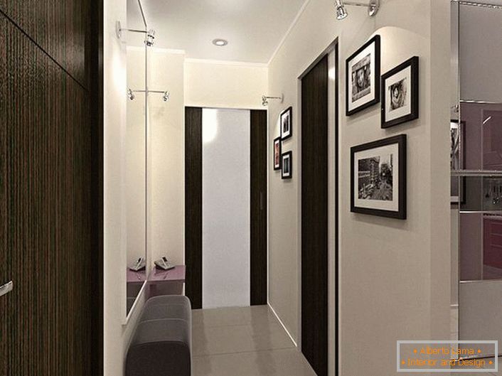 Дизајн решение за тесен ходникот. Декорација во контраст бели и темно кафени бои, не само што изгледа стилски, туку и визуелно ја прави собата повеќе.