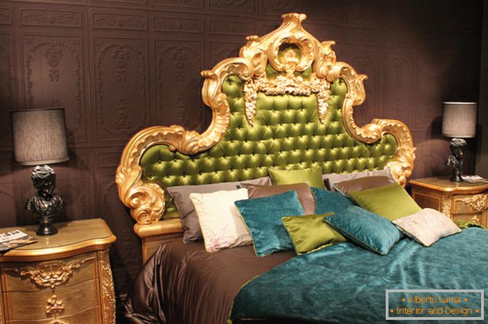 Главниот елемент што го привлекува окото е високиот заден дел од креветот, облечен во свилена зелена боја, во златна врежана рамка.