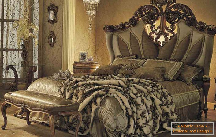 Луксузен кревет во гостинска спалня во барокен стил во селска куќа во една од провинциите на Франција.