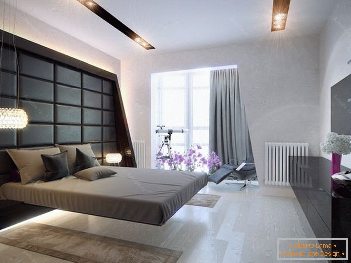 Пространа спална соба во хај-тек стил. Класични бои во дизајнот на собата: многу светлина, сива и црна боја. Точка на осветлување, мултифункционална.