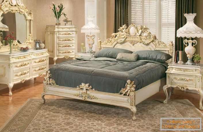 Спалната соба е украсена во стилот на романтизмот. Главниот значаен елемент е фигурниот резбан мебел на мебелот.