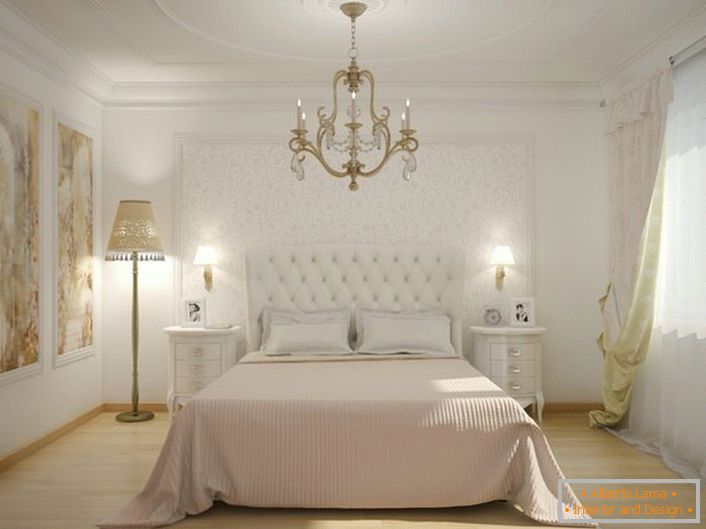 Во центарот на внатрешноста на спалната соба е кревет со висока тапацирана табличка. Мека, ватиран тапацир ја прави атмосферата благородна и стилна.