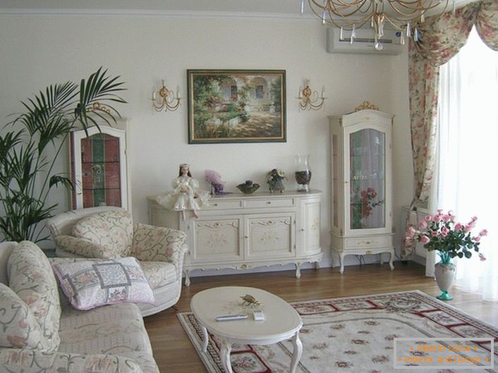 Пространа дневна соба е украсена во романтичен стил во светли бои.