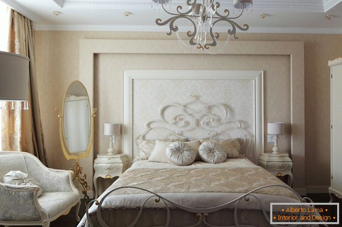 Луксузната семејна спална соба во стилот на романтизмот е атрактивна скромна внатрешност во светли бои.