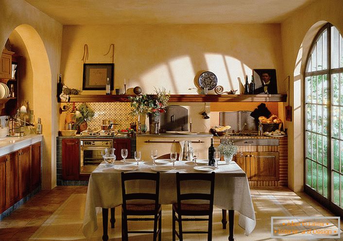 Кујната е во рустикален стил со голем панорамски прозорец. Работната и трпезаријата во кујната добива максимална природна светлина.