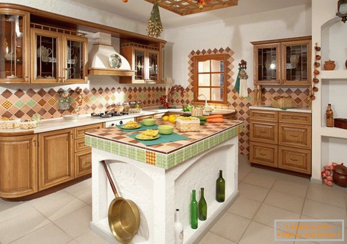Смешна кујна во рустикален стил за семејната куќа.