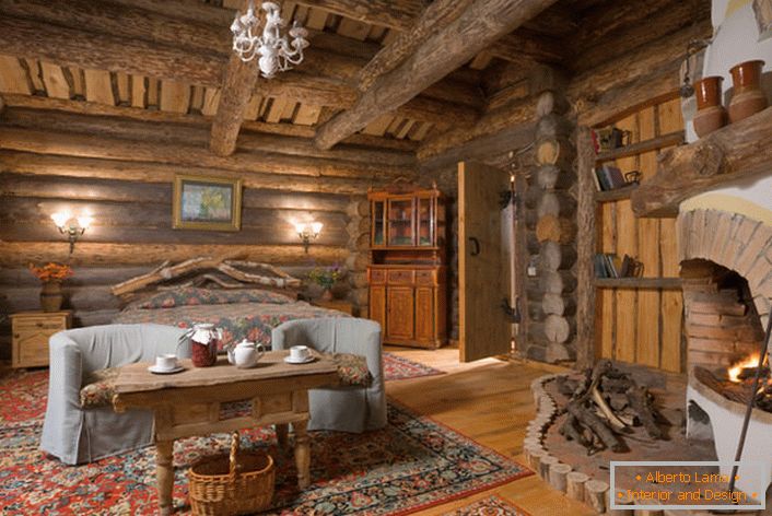 Рустикална земја со голема спална соба на земјата куќа во Скандинавија. Во секој ентериер, егзекутиран во рустикален стил, огништето ќе изгледа хармонично, особено од тула. 