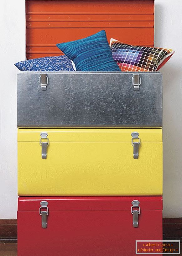 Разноцрвени перници во куфер