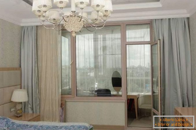 Спална соба со балкон со панорамски прозорци - идејата за внатрешни работи