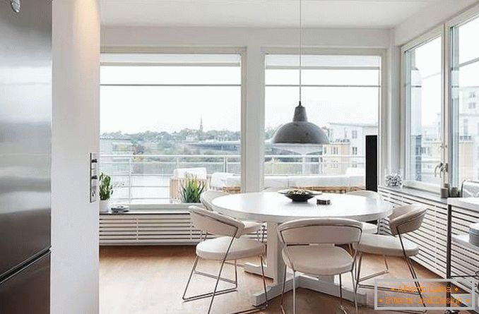 Кујнски дизајн со панорамски прозорци во еден аголен стан