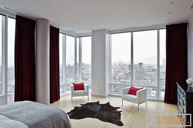 Панорамски прозорци - слика во внатрешноста на спалната соба во еден аголен стан