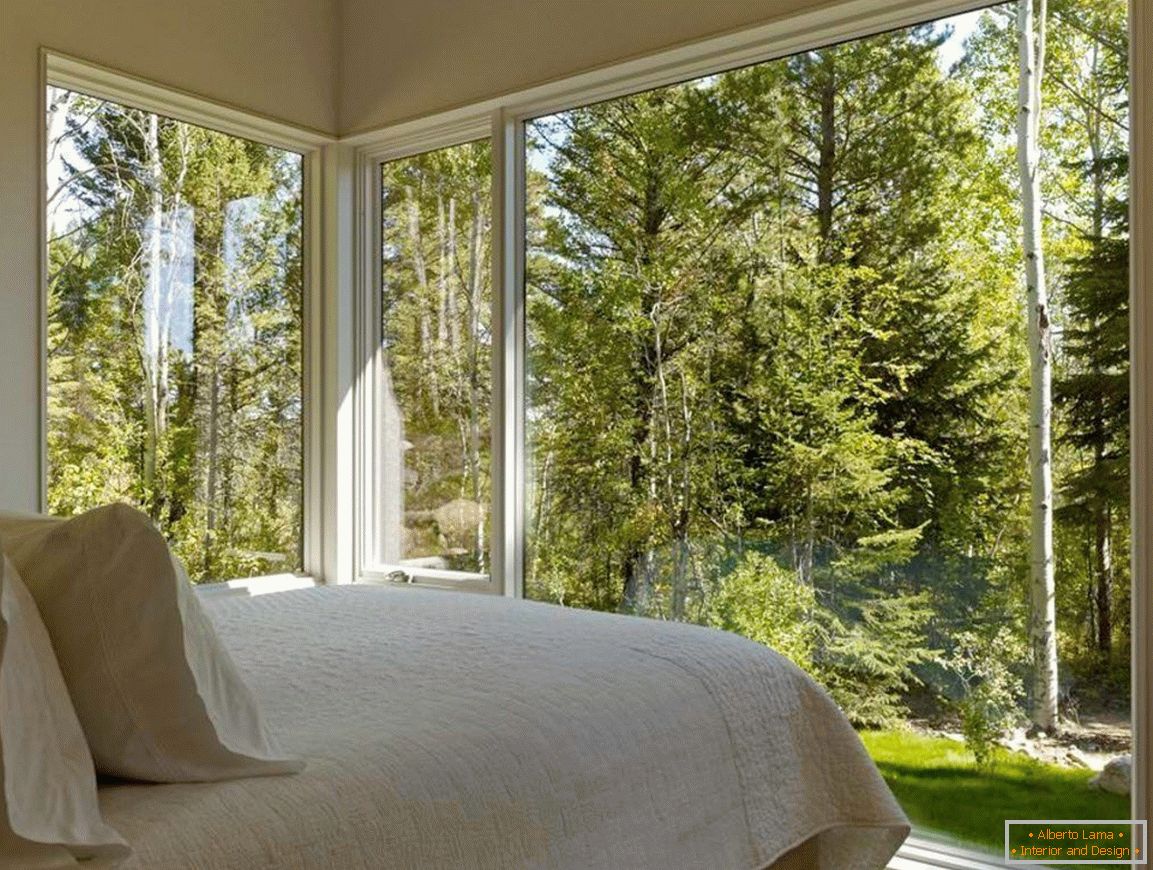 Спалната соба с видом на лес