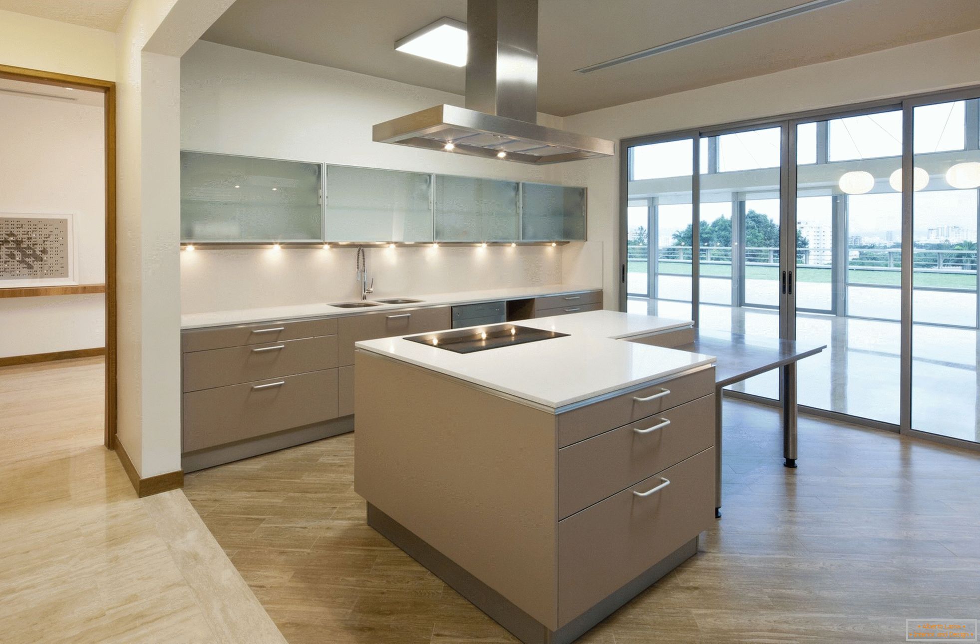 Кујна со панорамски прозорци