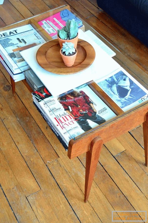 Списанија во табелата под чашата