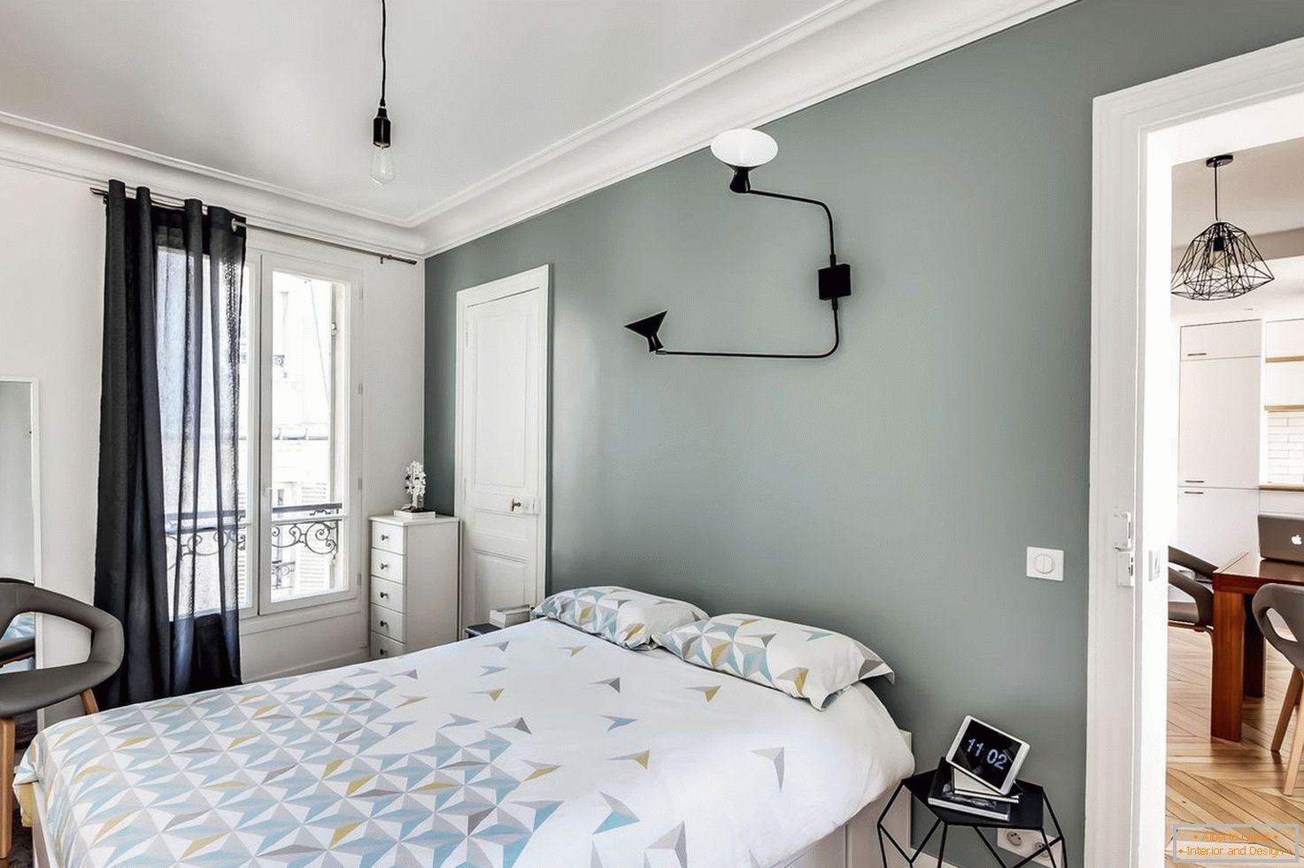 Спална соба во сиви тонови