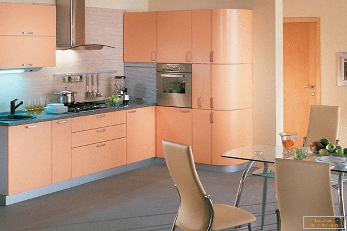 Кујнски мебел со праска боја