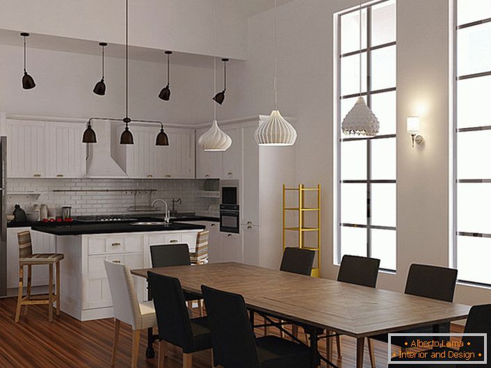 Пример за добро избрано осветлување за кујната во скандинавски стил. За да се осветлат деловите за јадење и работа, се користат различни модели на тавански лустери. 