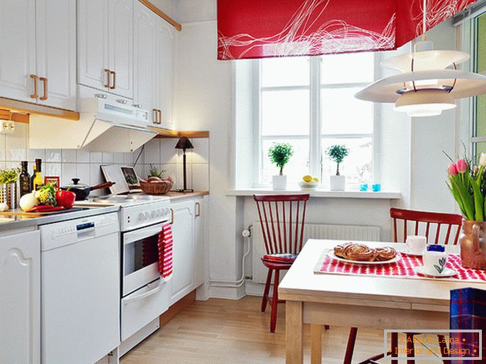 Белата боја во комбинација со благородни црвени визуелно ја подобрува кујната. Светли, заситени акценти ја прават собата стилска и креативна. 