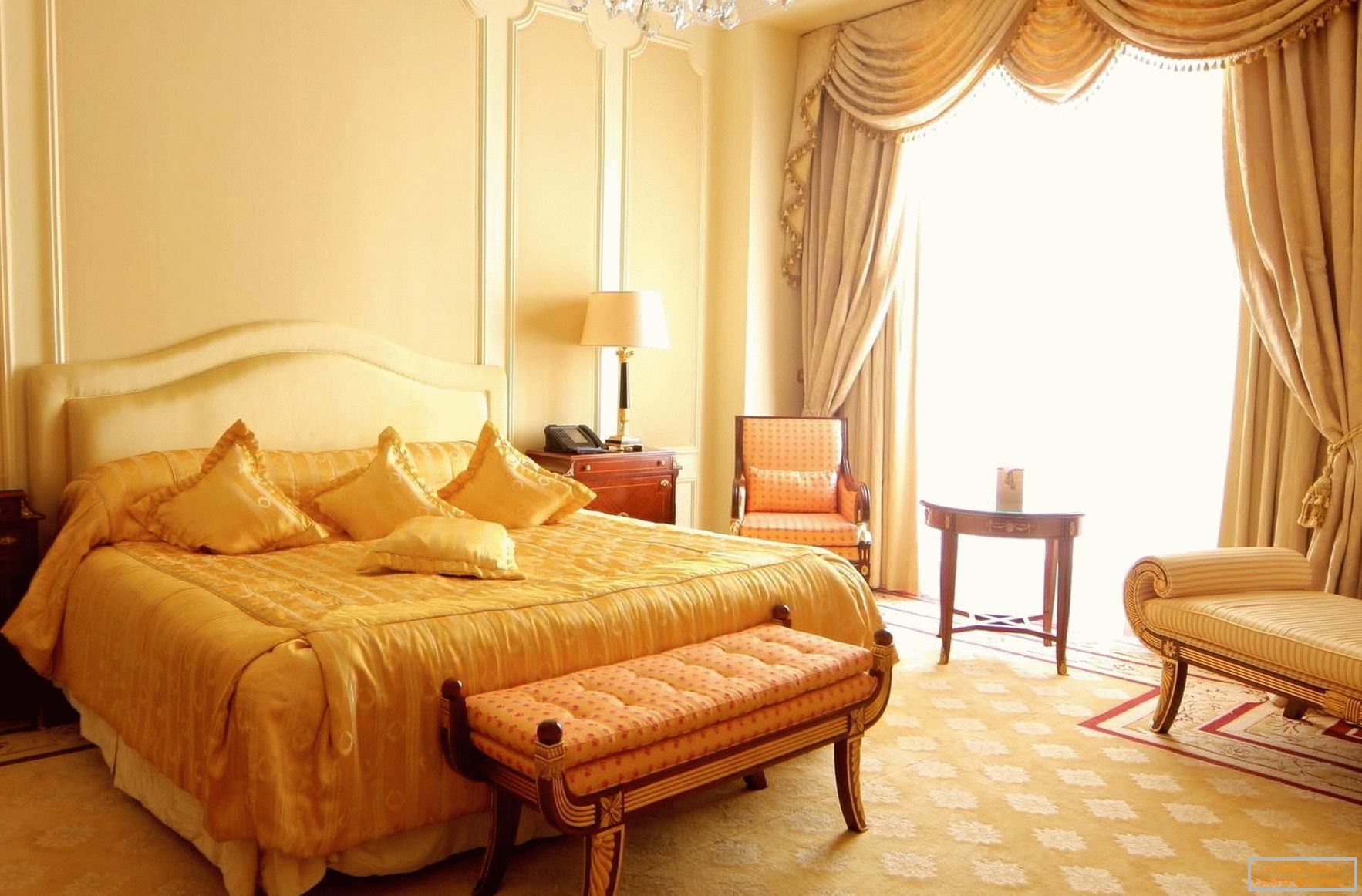 Светла, пространа барокна спална соба со панорамски прозорци. 