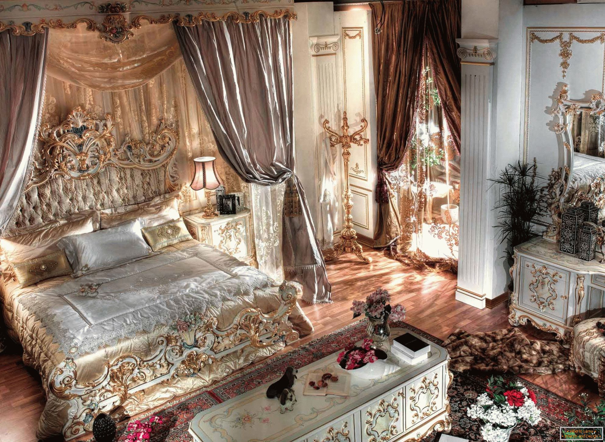 Луксузна барокна спална со високи тавани. Во центарот на композицијата е масивно кревет направен од дрво со врежан грб.
