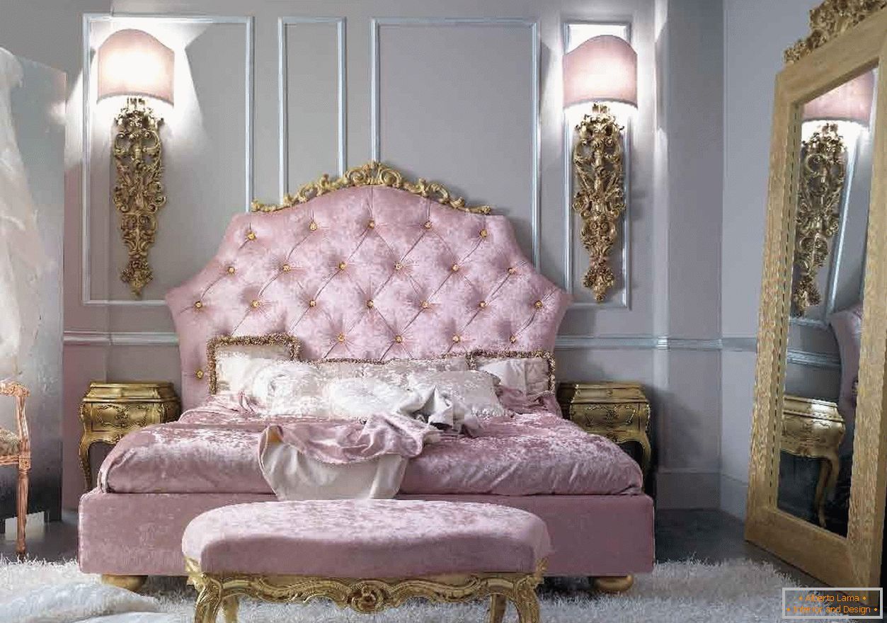 Спална соба на млада девојка во барокниот стил. Погледот го привлекува големо огледало во златна рамка.