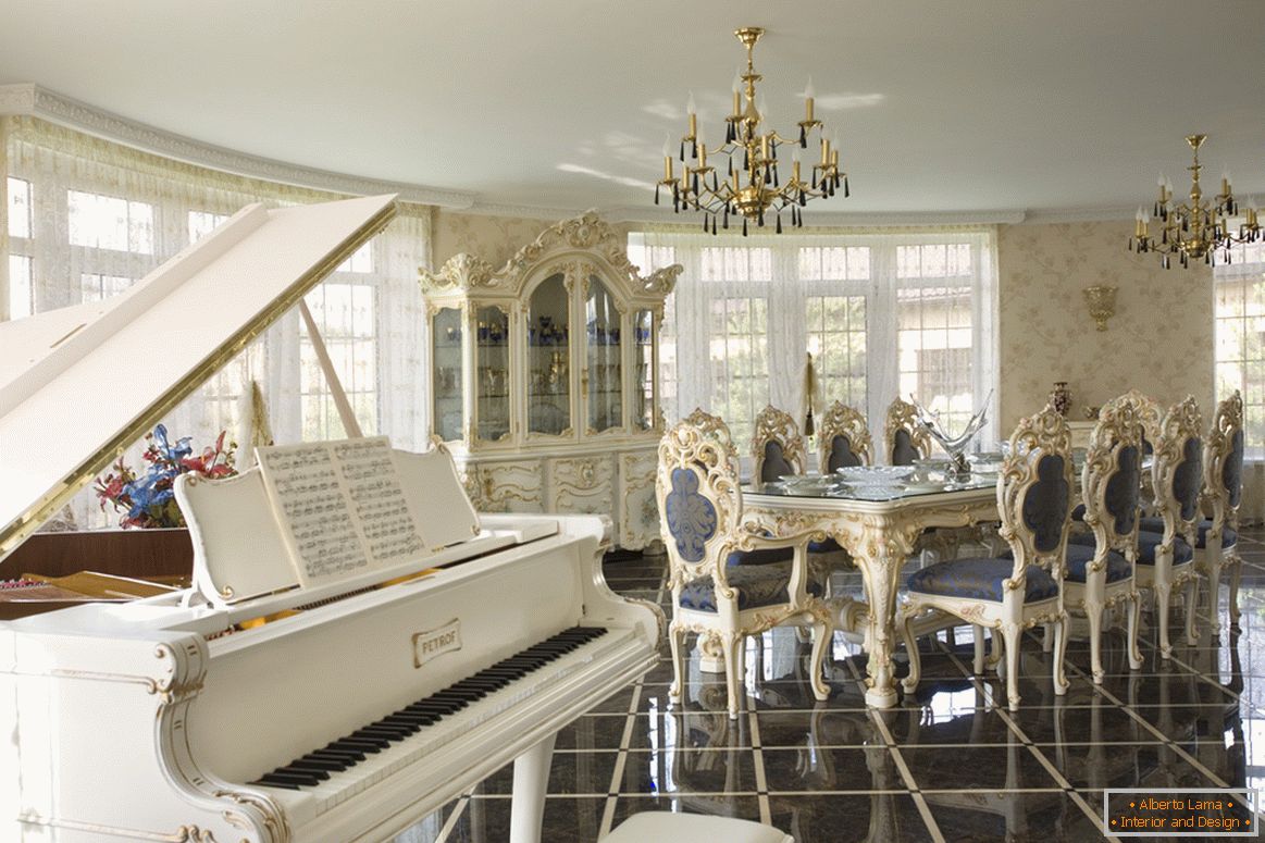 Пространа трпезарија во барокен стил. Сопственикот на селска куќа, најверојатно, свири на пијано, кој совршено се вклопува во целокупната слика за внатрешноста.