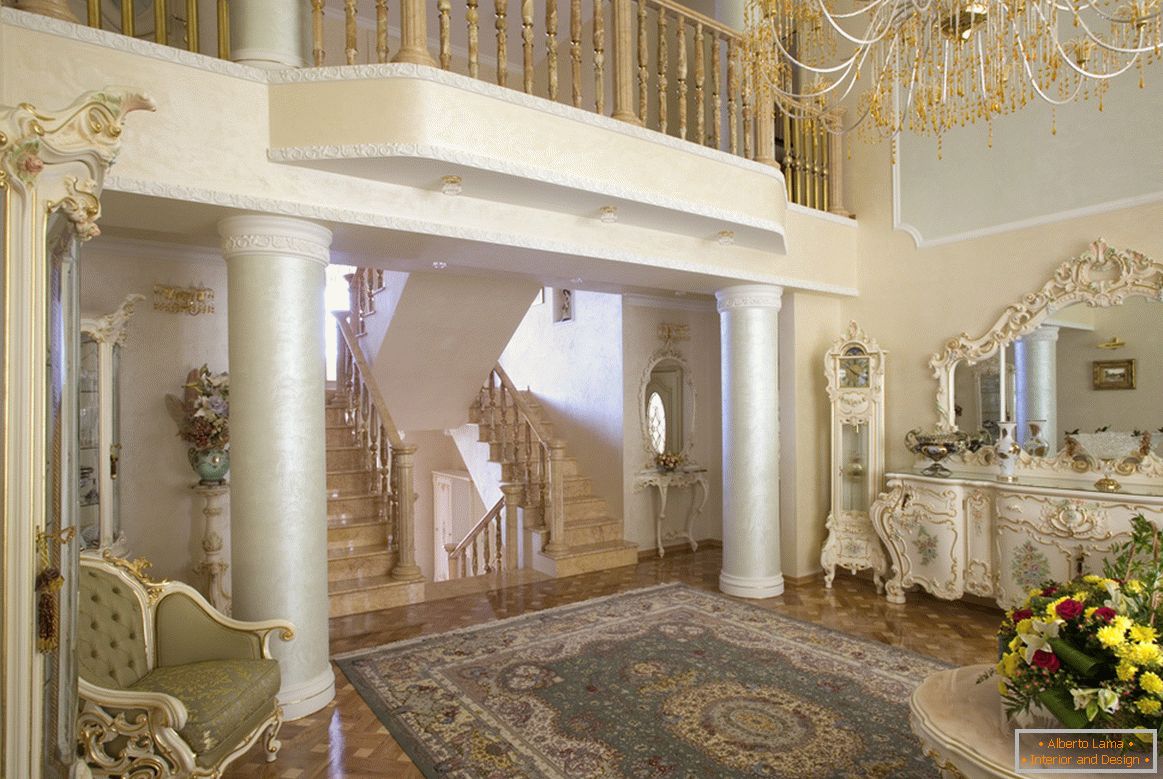 Барокниот стил дневна соба е забележлива за колумни со мал актерски балкон на вториот кат.