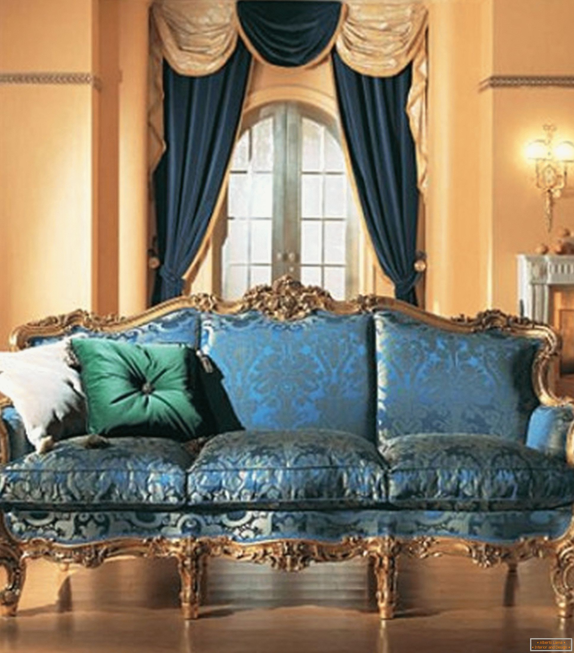 Комбинацијата на контрастни бои во декорацијата на дневната соба во барокниот стил.