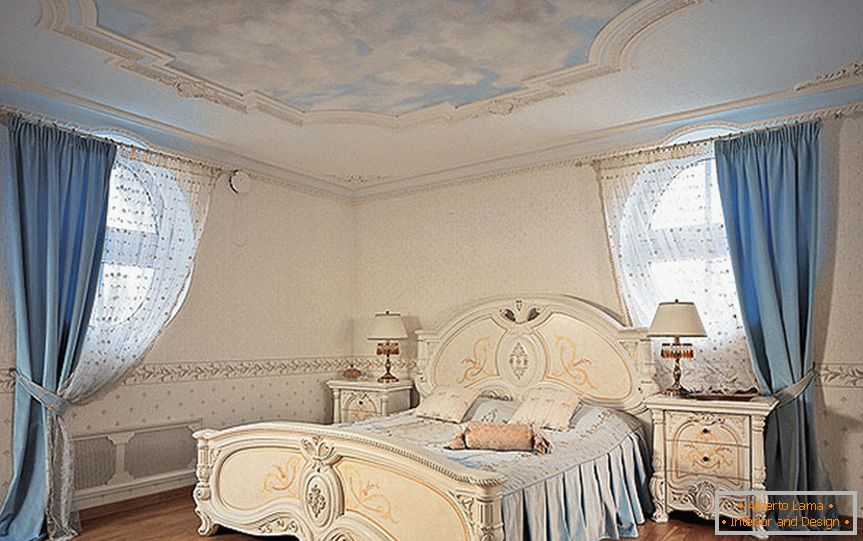 Ограничена спална соба во необарокен стил.