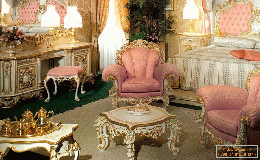 Нежна спална соба во барокен стил со розова тонови.