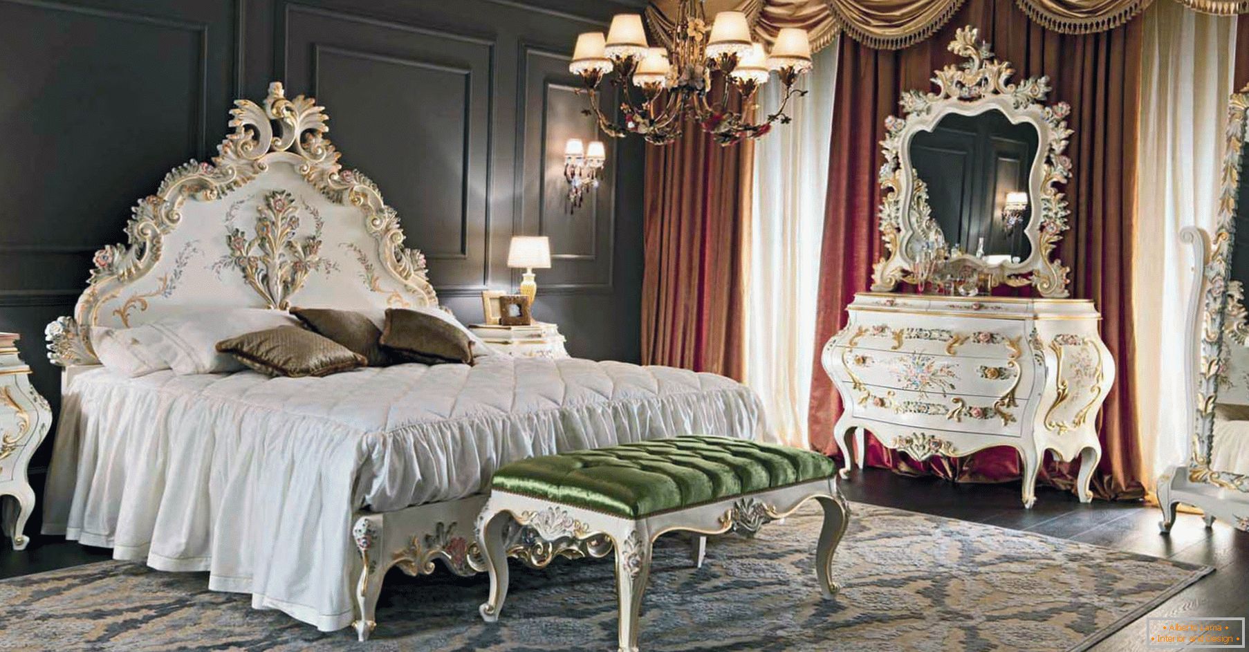 За декорација на спалната, се користеше контраст на темно кафеава, златна, црвена и бела боја. Мебелот е селектиран според стилот на барокот.