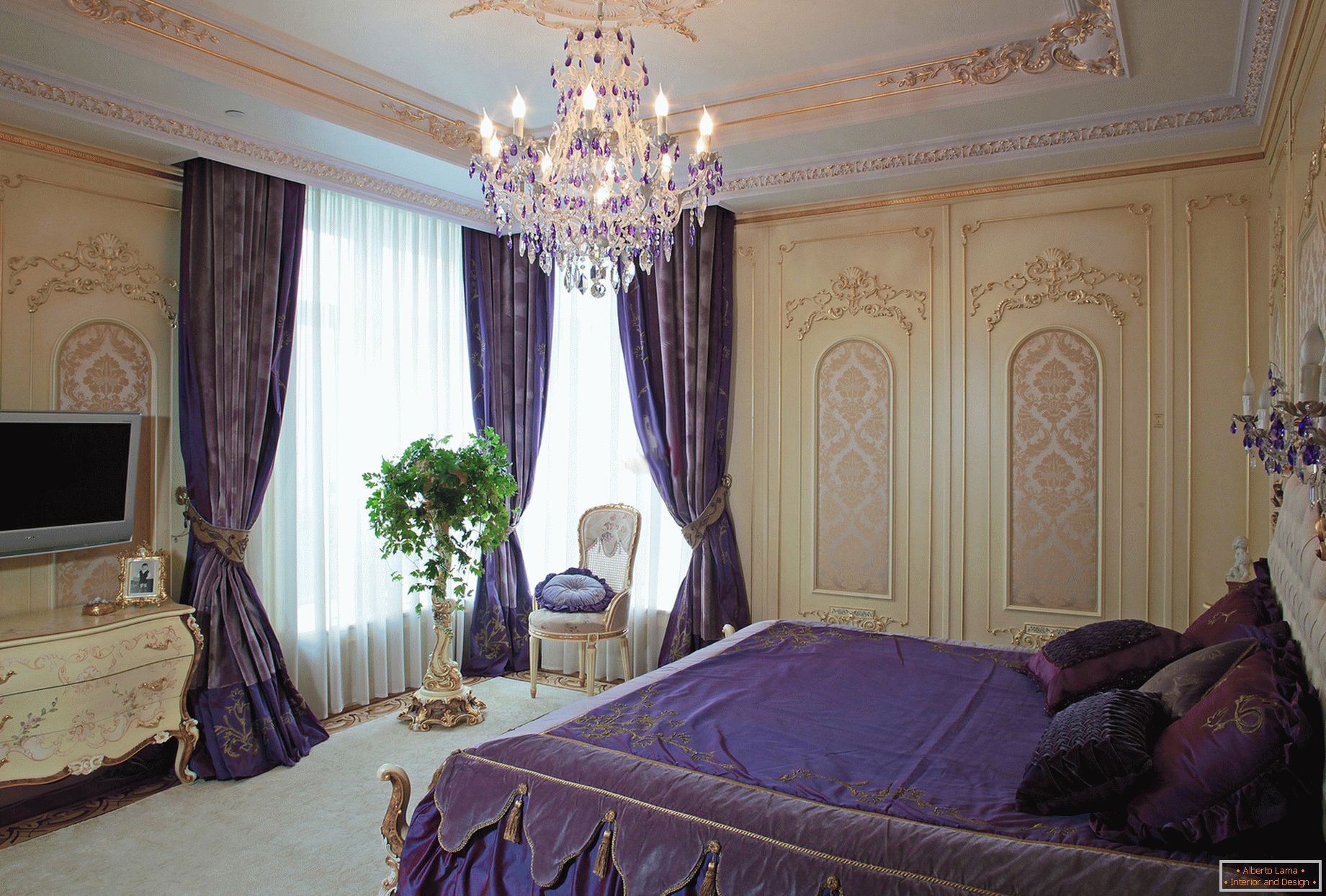 Стилски спална соба во барокен стил. А суптилен дизајн концепт - темно пурпурна завеси се комбинираат со постелнина исти во тон.