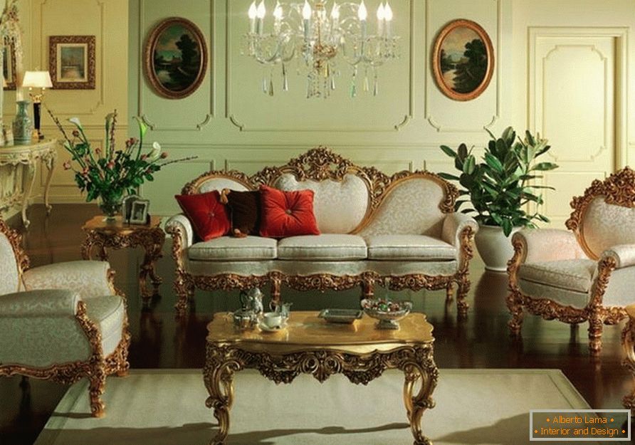 Гостинската соба е во нежни маслинови тонови. Мебел со врежани грб и нозе е истиот во согласност со стилот на барокот.