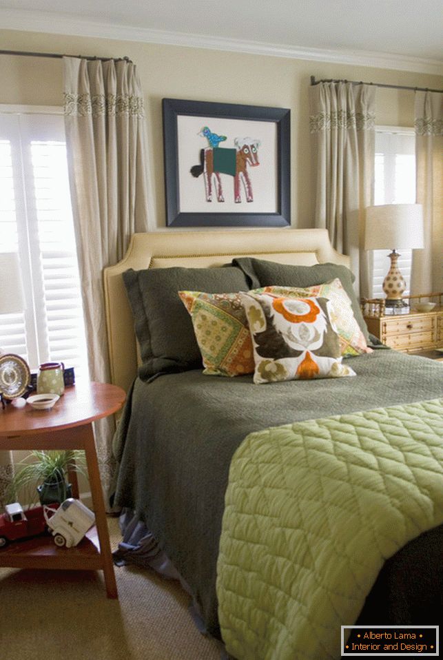 Спална соба во светли бои со сиви акценти