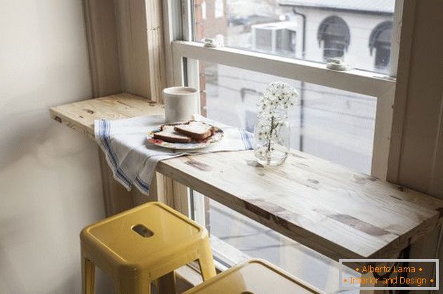 Табела и столици од прозорецот