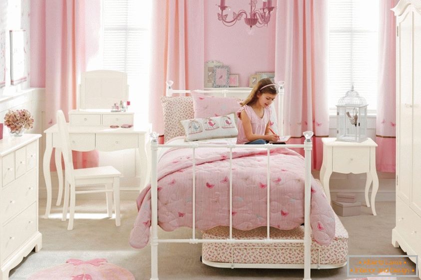 Дизајн на детска соба во розови тонови