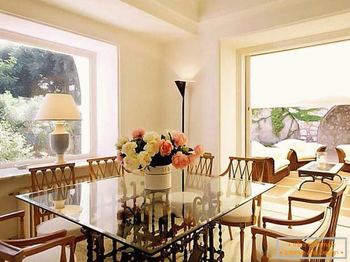 Виртуозниот дизајн на трпезаријата во медитеранскиот стил во домот на францускиот политичар. 