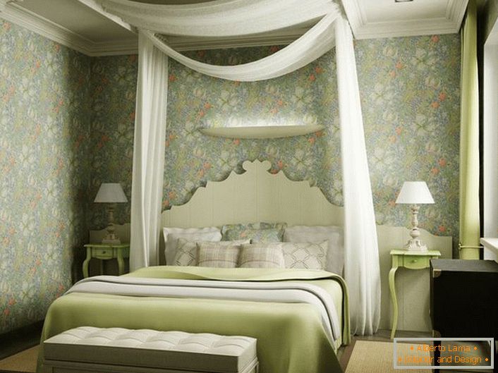 Извонредна карактеристика на дизајнот на спалната соба беше крошна направена од проѕирна бела ткаенина над креветот. Лесен, романтичен дизајн е идеален за спална соба на млад пар.