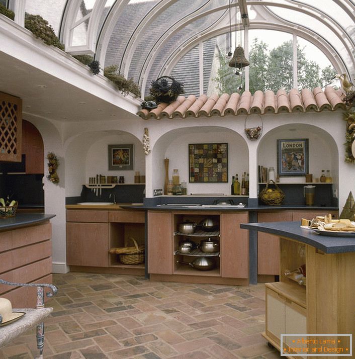 Кујна во медитеранскиот стил под стаклен покрив во куќа во јужна Италија.