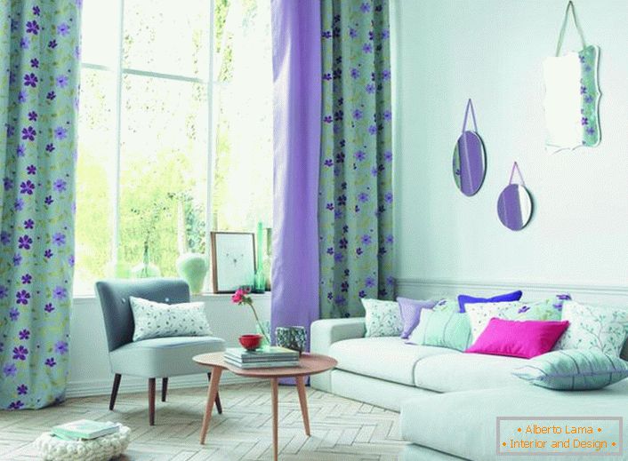 Нежно сина боја дава внатрешен дизајн на дневната соба вид на леснотија и некомплетност.