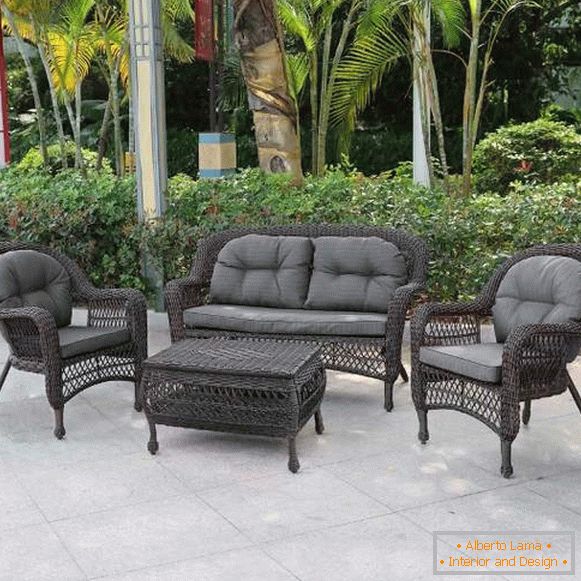 Плетен кауч и фотелја направени од вештачки ратан