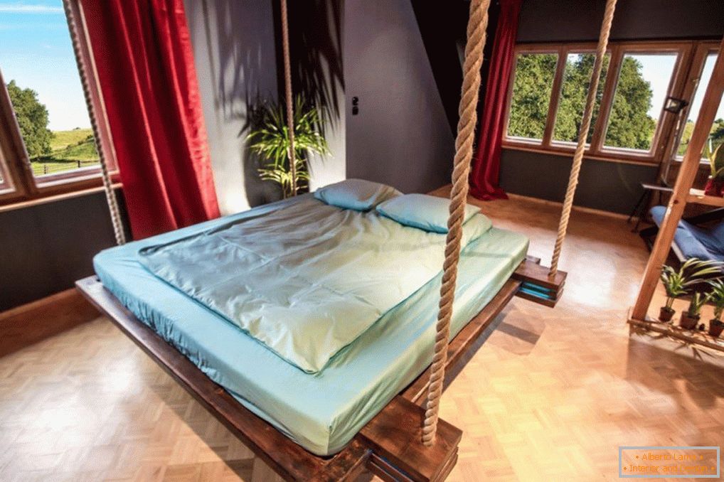 Спална соба со кревет на јажиња