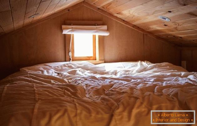 Спална соба под таванот во многу мала куќа