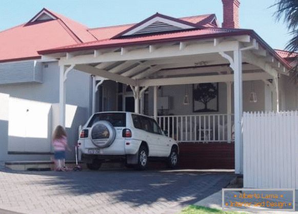 Дизајн на куќа со крошна над верандата и автомобилот