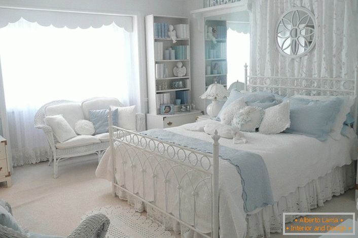 Светла соба за спиење во стилот на земјата. Одлична опција за украсување спална соба за гости.