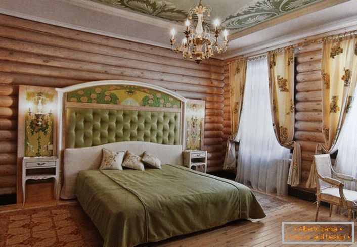Ѕидовите на спалната соба во најдобрите традиции на земјата се украсени со природна дрвена кабина. Сепак, без цветни мотиви сè уште никаде. Светло-беж завеси украсуваат ретка цветна шема.