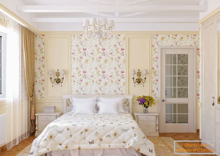 Ѕидовите на спалната соба во стилот на земјата се украсени со цветни позадини, кои се вклопуваат хармонично со покривот на креветот.