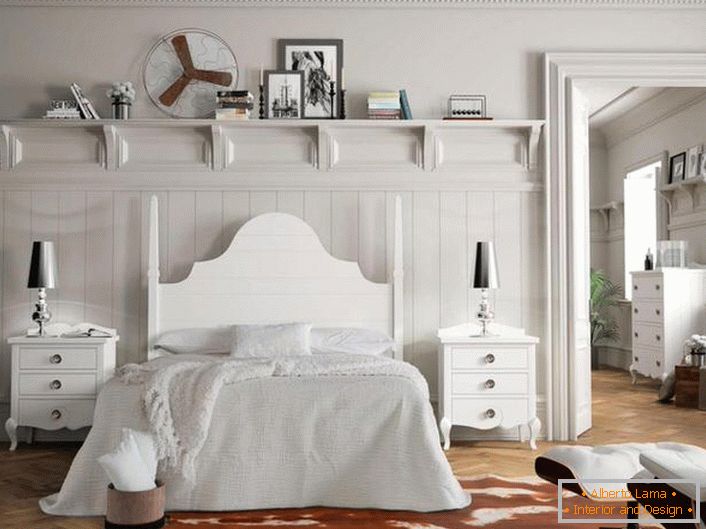 Белата соба во стилот на земјата со соодветно избраниот мебел. Особено интересни се масичките покрај постелите со мали фиоки.